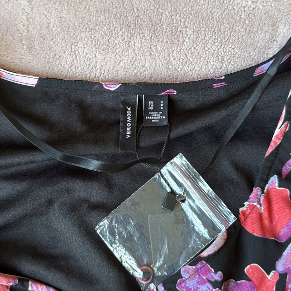 Vero Moda Black and Red Floral Blouse - Picture 3 of 13